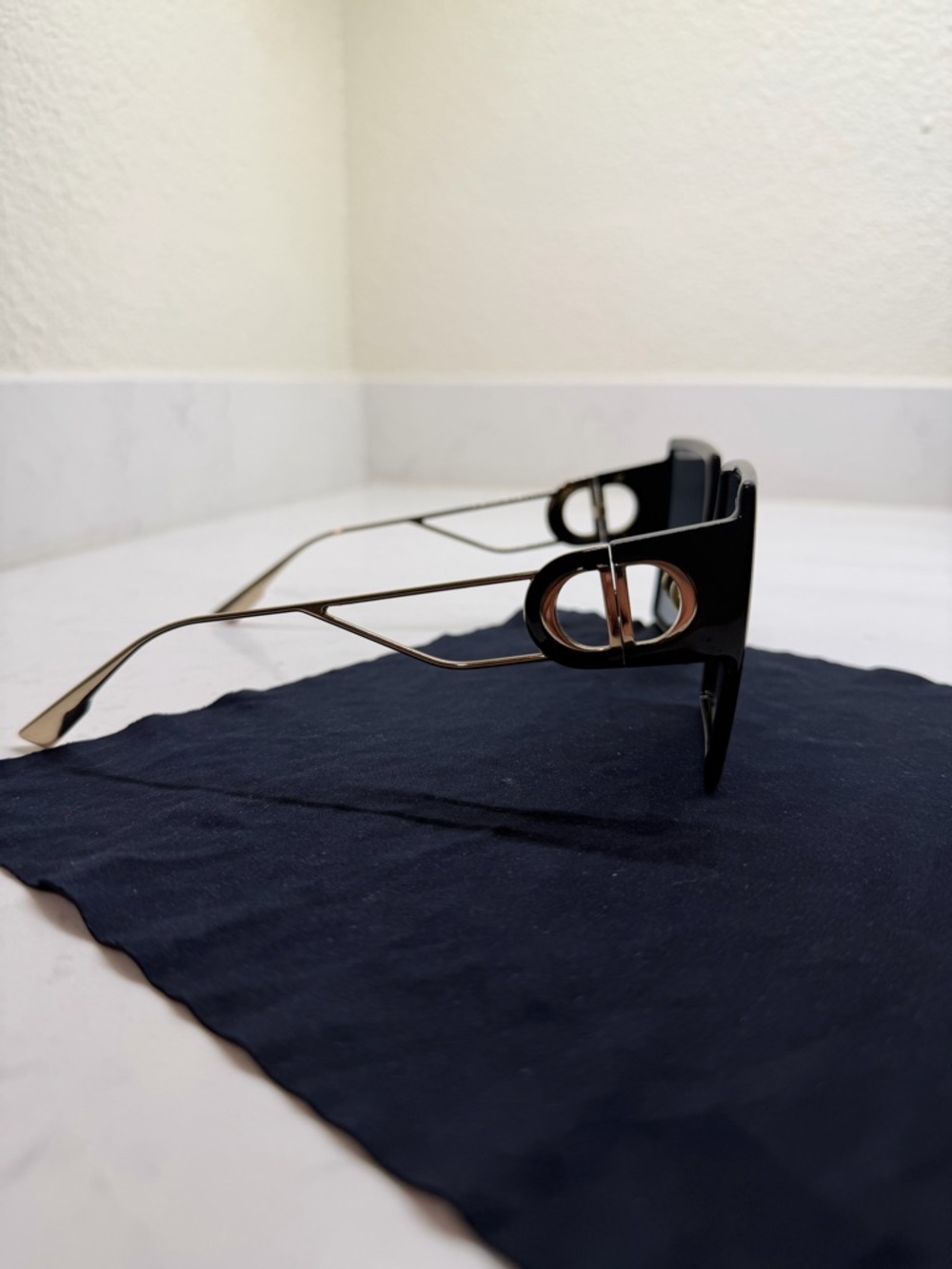 DIOR 30Montaigne SU Black Excellent Condition - Picture 4 of 9